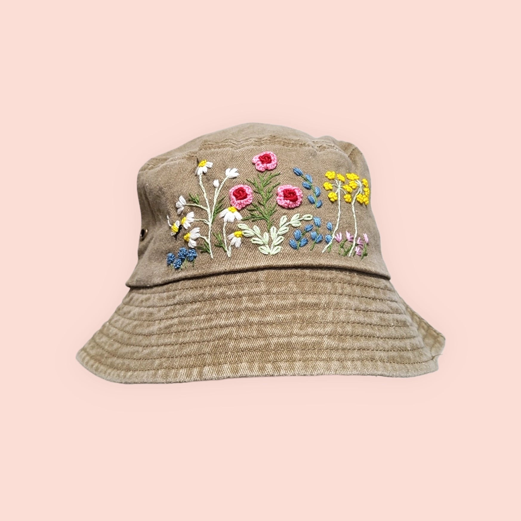 Beige sommarhatt med handbroderade blommor