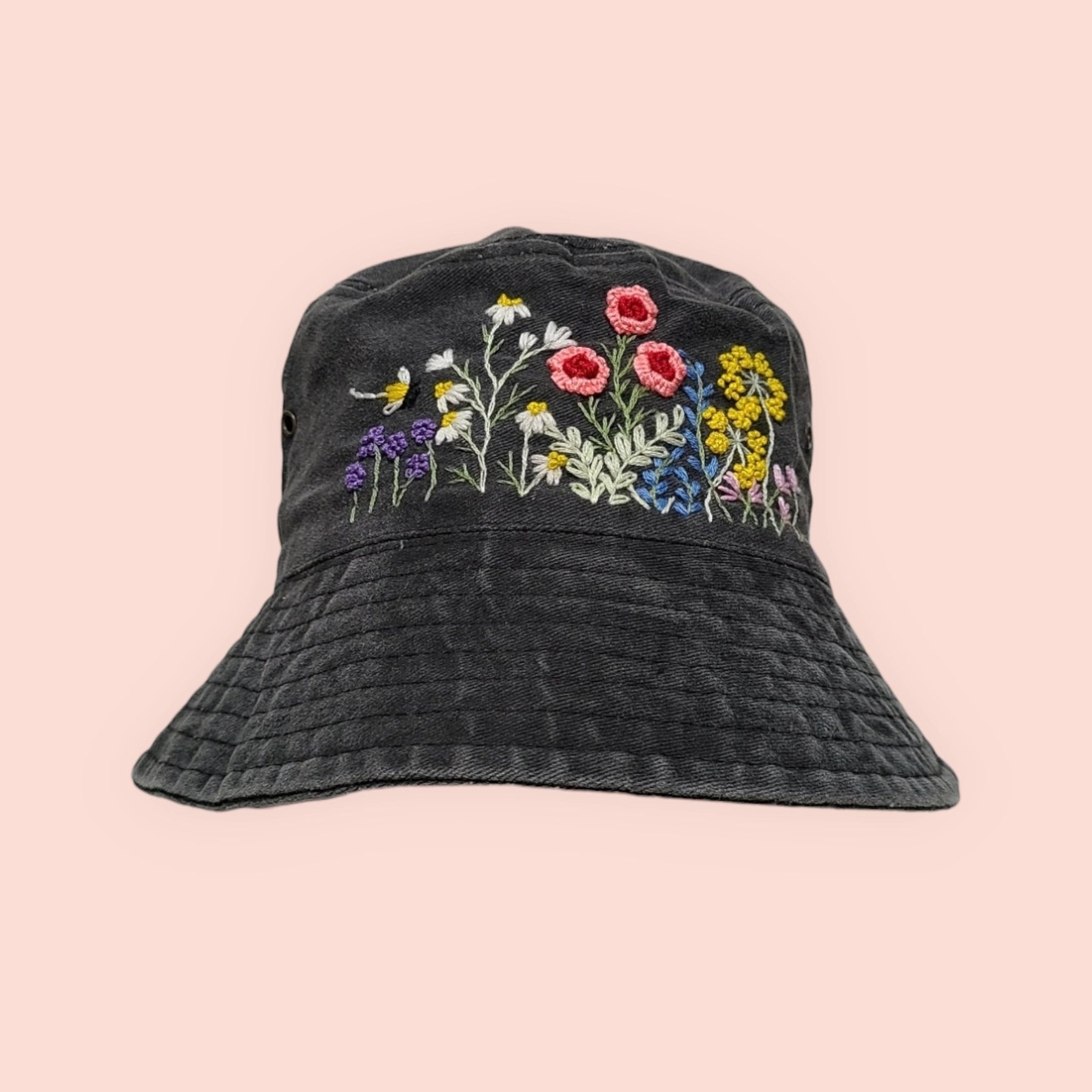 Svart sommarhatt med handbroderade blommor